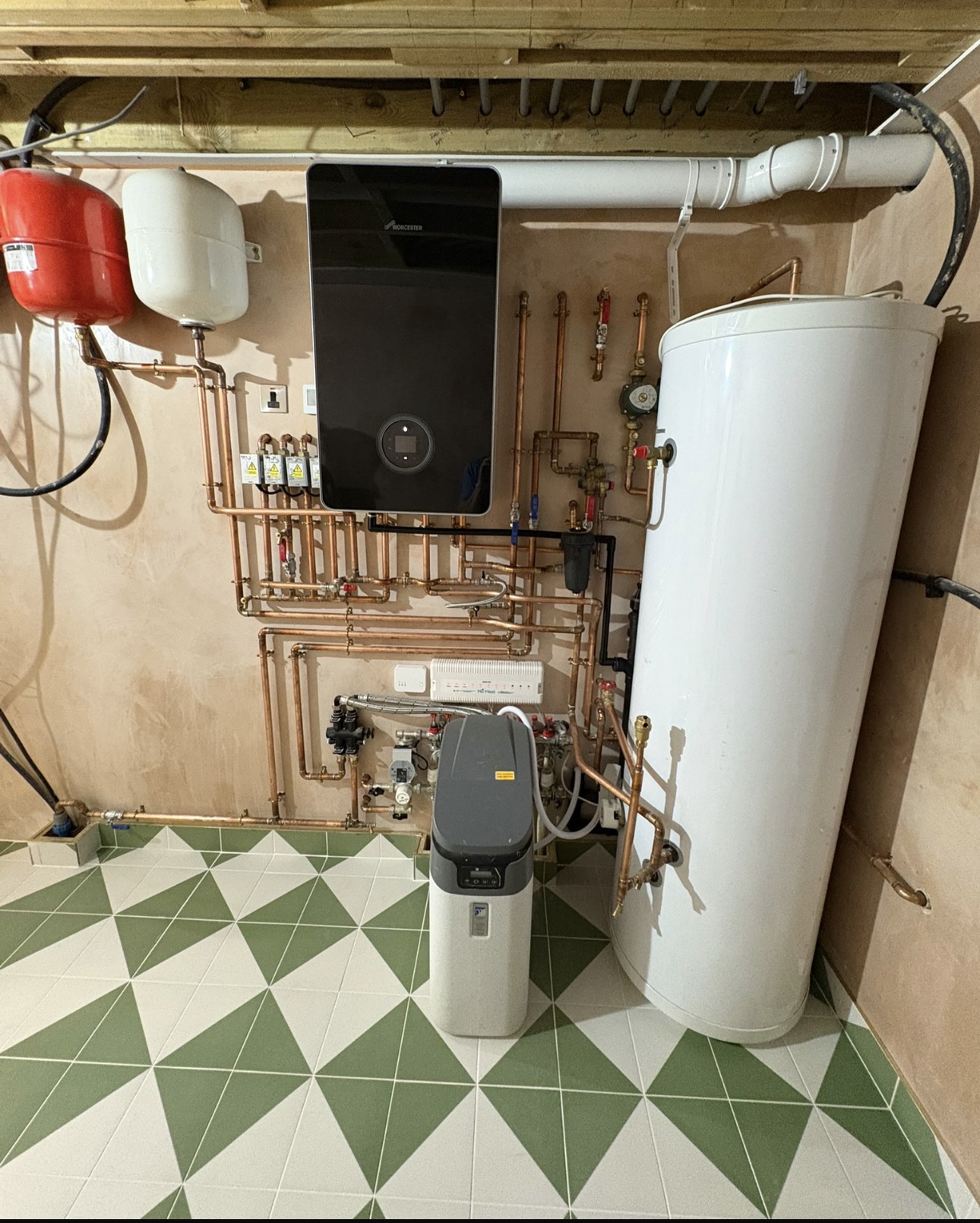 A new Worcester Bosch boiler & cylinder, neatly plumbed in
